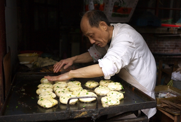 上海駝背老伯賣(mài)油餅34年驚動(dòng)BBC 涉無(wú)證經(jīng)營(yíng)被停業(yè)