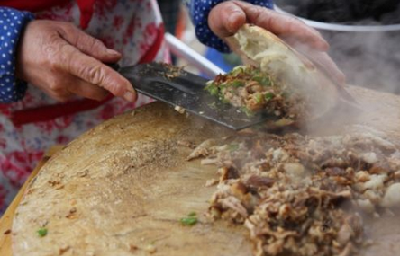 老師辭職賣肉夾饃月入過萬 ：比當教師翻了一番