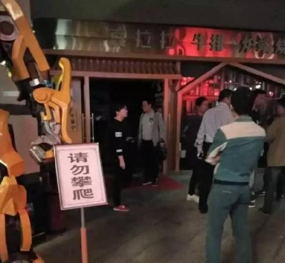 陜西一餐廳吊頂垮塌致13人受傷 2人傷情嚴重