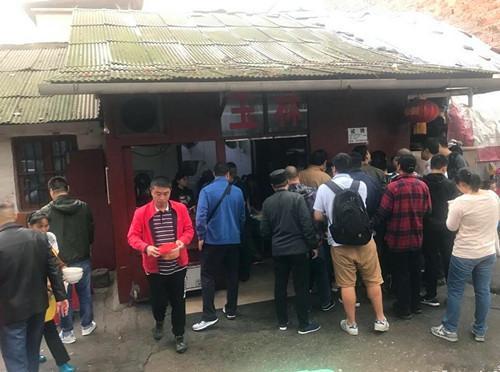 這家開了35年的老長沙米粉店，6塊錢一碗，6點就開始排隊了|餐飲界