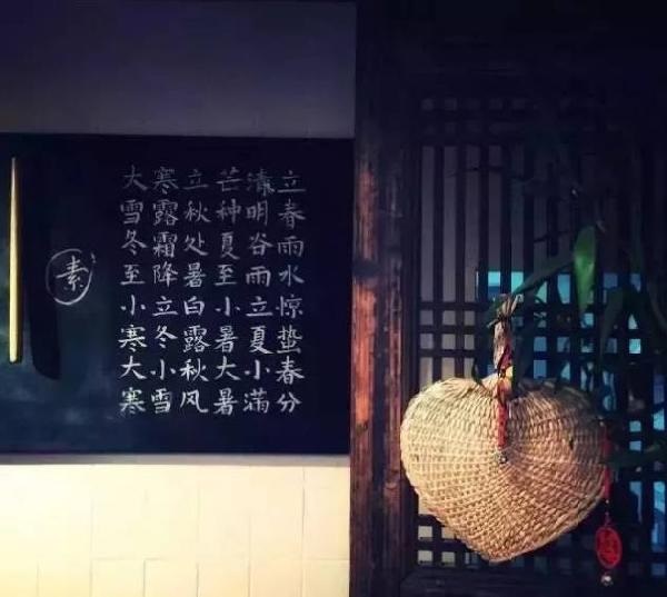 這家不足10平米的小店，只有一張桌子，無肉無酒，卻治愈了無數(shù)的過客