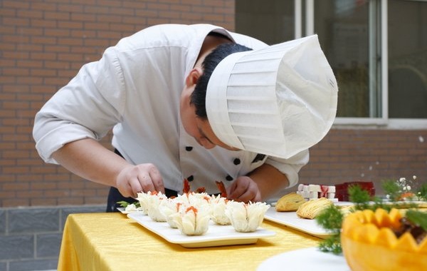 餐飲服務(wù)升級(jí)正當(dāng)時(shí)，服務(wù)模型、員工管理模式的正確打開方式是？