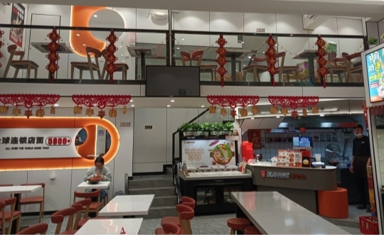 柳州加盟商施洪邦：一個不會煮麻辣燙的店主，如何實現(xiàn)首日破萬？