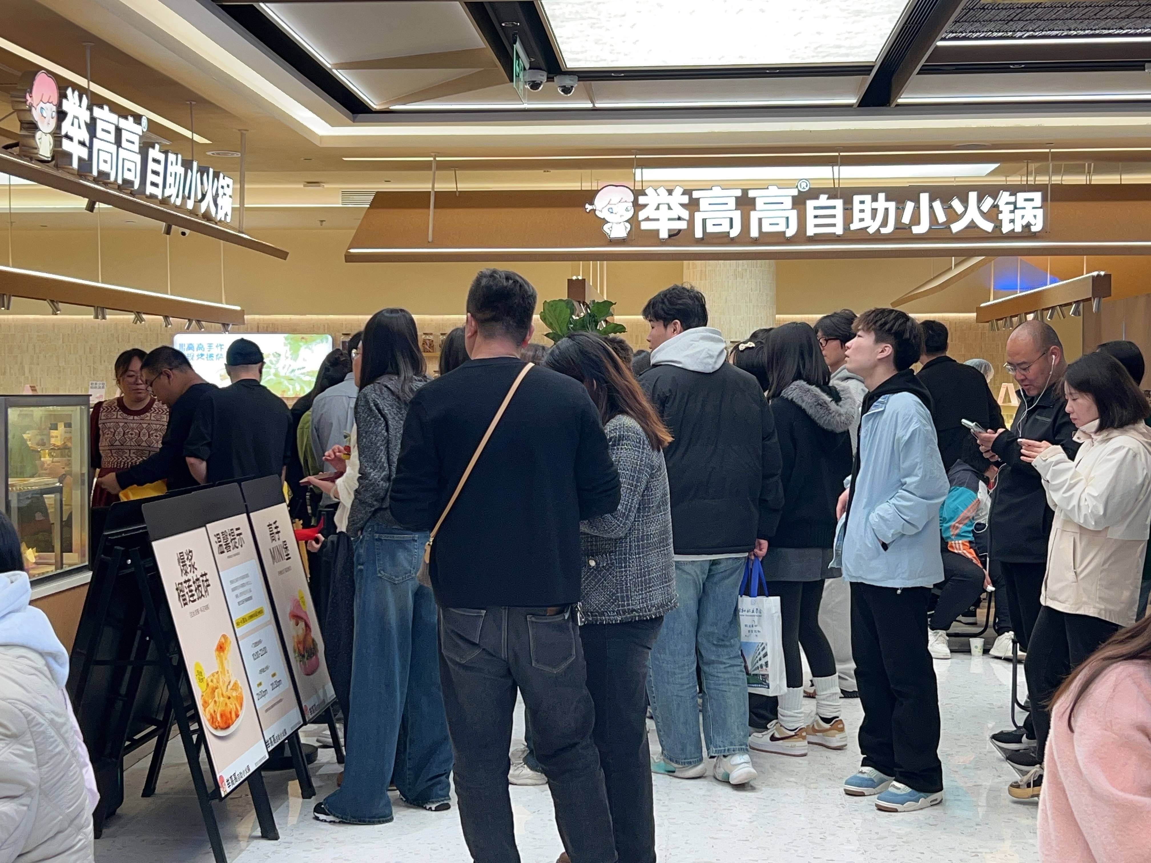 輕裝上陣的“舉高高”，為海底撈探出一條新路