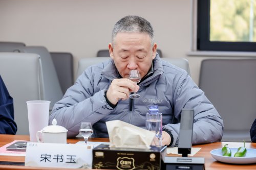 葵花酒業(yè)「問(wèn)東方」獲酒協(xié)首肯，泰斗天團(tuán)為何集體為「問(wèn)東方」站臺(tái)？