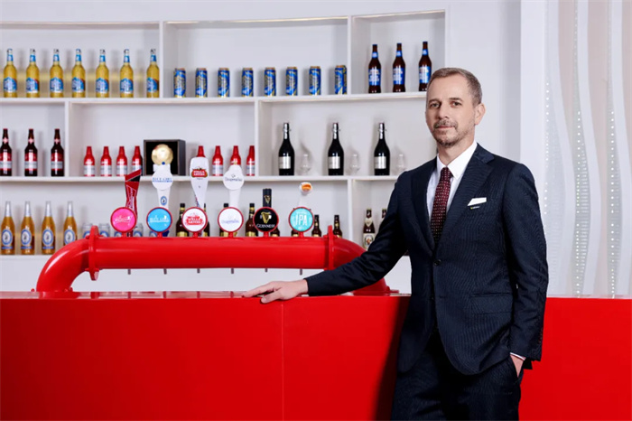 百威中國(guó)新總裁盛錦華“首秀”，高端啤酒巨頭接下來(lái)要怎么干？|餐飲界