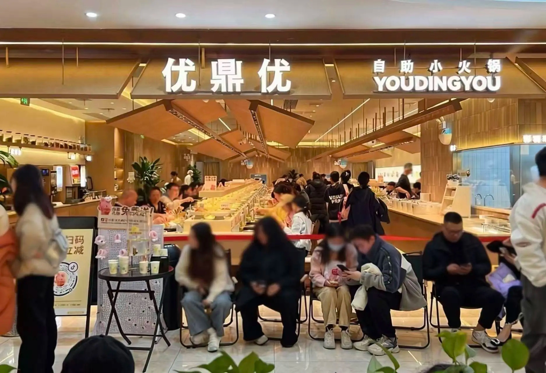 長(zhǎng)沙又出新王，日排隊(duì)超2000桌，海底撈旗下舉高高原班人馬再造一個(gè)小火鍋！