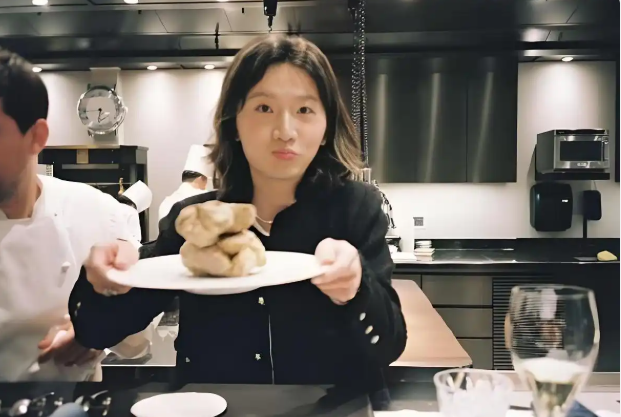 好利來(lái)“千金”上熱搜！現(xiàn)在的餐飲老板都去“內(nèi)娛”闖了？