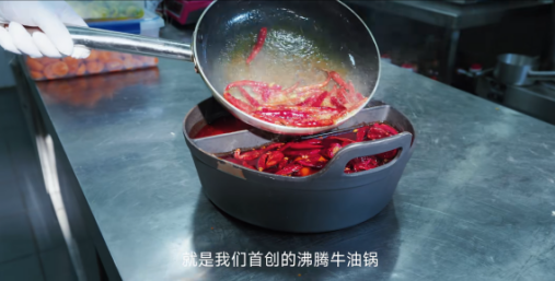 2026開(kāi)年，一鍋“沸騰牛油”刷屏春晚與超級(jí)碗，它揭開(kāi)了火鍋?zhàn)顨埧岬恼嫦?></a></dt>
<dd><a href=